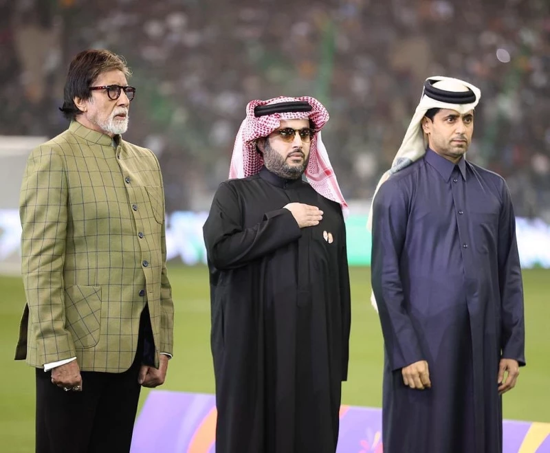 هدية المستشار تركي ال الشيخ لـ أميتاب باتشان من أجل المشاركة في كأس موسم الرياض تشعل السوشيال ميديا