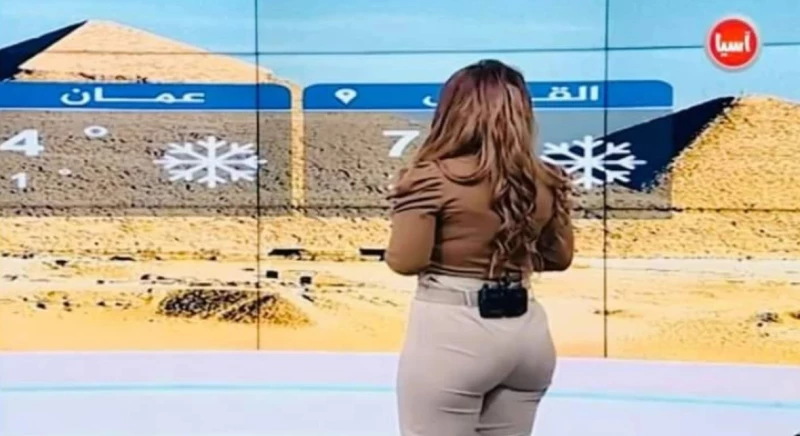 مذيعة أردنية فاتنة الجمال نسيت أنها على البث المباشر وما فعلته دون خجل فجر غضب كل الأردنيين !! (فيديو)