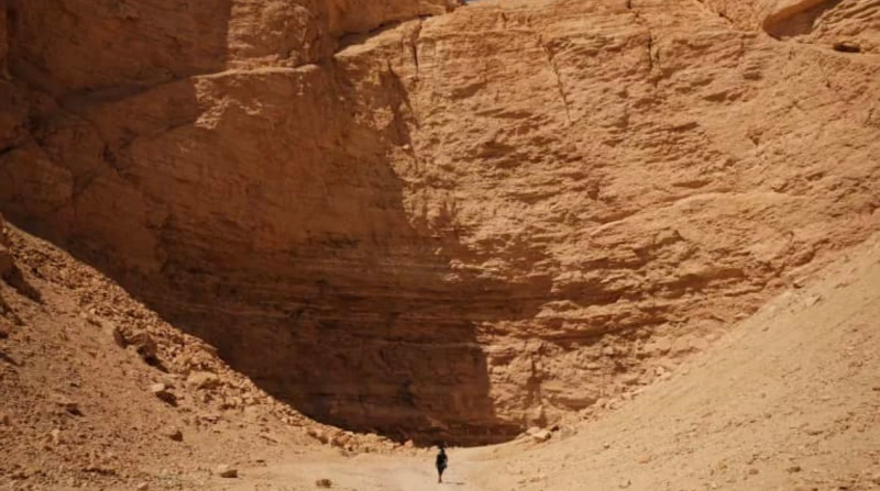 فرنسية تستكشف أعجوبة جيولوجية نادرة في السعودية وتكشف معجزة لاتصدق